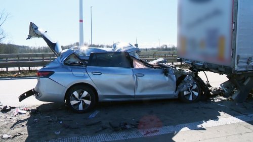 Tödlicher Unfall auf A1: Mann rast in Stauende - Strecke gesperrt