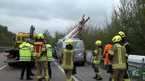 A29 bei Varel: Auto fährt gegen Ultraleichtflugzeug