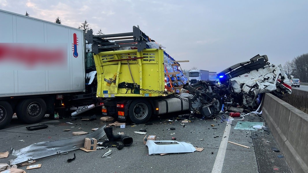 A7 nach schwerem Lkw-Unfall bei Bad Bramstedt voll gesperrt