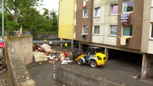 Göttingen geht mit Radladern gegen Müll vor Wohnhaus vor