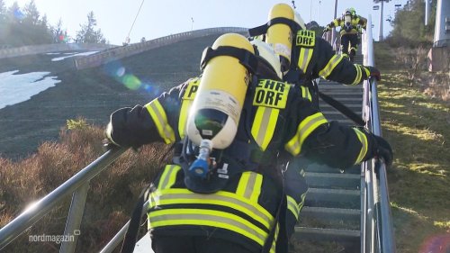 Warener Feuerwehrleute besteigen 701 Stufen in Oberhof