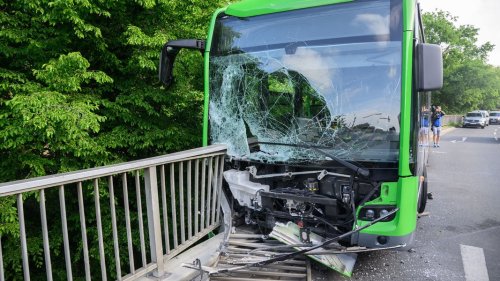 Bus von Brückengeländer durchbohrt - Zwei Verletzte
