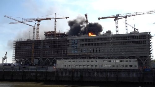 Feuerwehreinsatz wegen Baustellen-Brand in der Hafencity