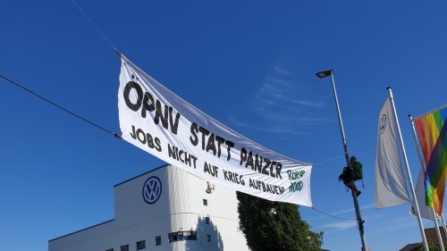 Gegen Rheinmetall: Protestaktion vor VW-Werk in Osnabrück