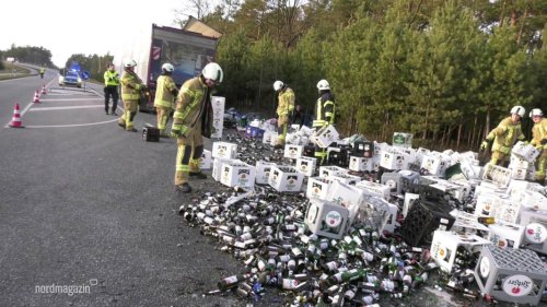 Bierkisten auf der Straße: Laster verliert Ladung