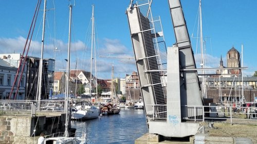 Ingenieure prüfen Stralsunder Hafenbrücken bei Frühjahrswartung
