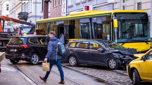 Schwerin: Linienbus beschädigt sechs Autos