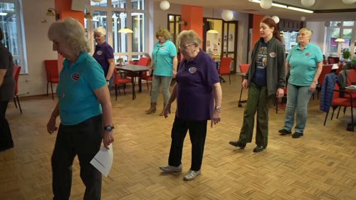 Hundertjährige Line-Dancerin ist kaum zu bremsen
