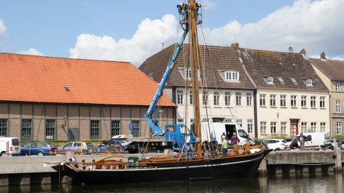 Ältester Holzsegler Deutschlands nimmt Fahrt auf