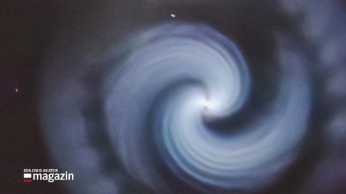 Blaue Spirale am Nachthimmel durch SpaceX-Rakete