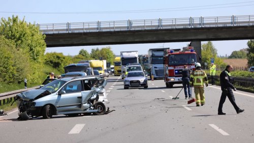 Autos stoßen zusammen: Kurzzeitige Sperrung nach Unfall auf A20