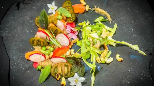Spitzkohl-Aprikosen-Salat mit Erbsen