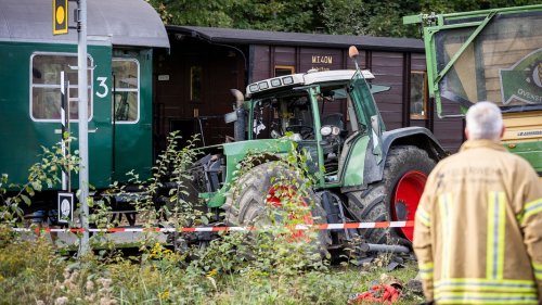 Museumseisenbahn erfasst Traktor: 20-Jährige in Lebensgefahr