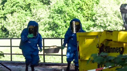 Fast 30 Kanister in Gewässer im Emsland entdeckt