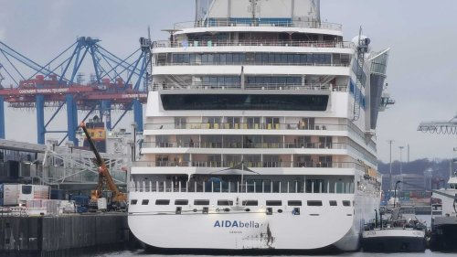 Kreuzfahrtschiff "AIDAbella" rammt Kaimauer in Hamburg
