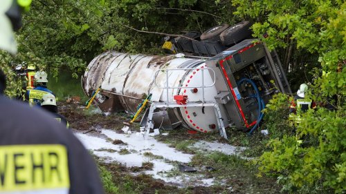 Milchlaster in Sievershütten im Kreis Segeberg umgekippt