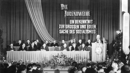 Jugendweihe in der DDR: "Lieber Honecker belügen als Gott"