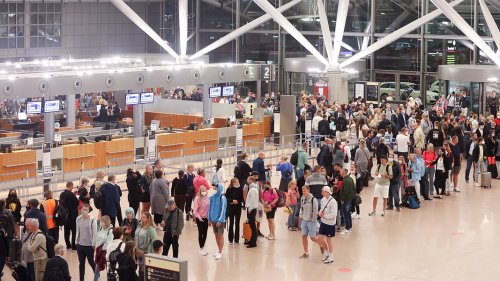 Hamburger Flughafen: Viele Schlangen zum Ferienstart