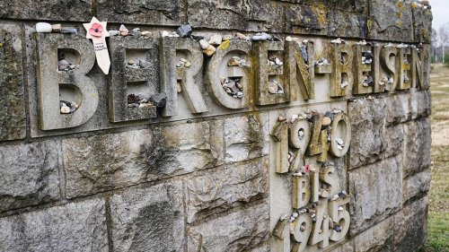 KZ Bergen-Belsen: 2.000 Menschen erinnern an Befreiung vor 80 Jahren