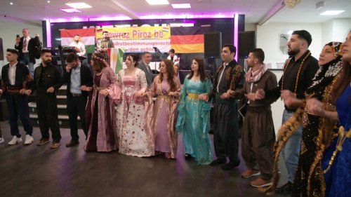 Hunderte Kurdinnen und Kurden feiern Neujahrsfest Newroz