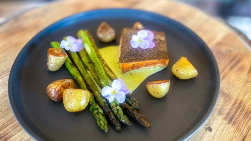 Lachsforelle mit grünem Spargel und Sauerampfer-Hollandaise