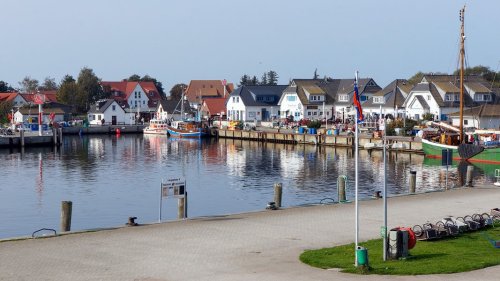 Hiddensee: Frühjahrsputz in den Häfen
