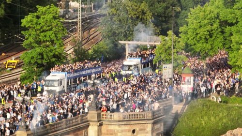 Große Party: HSV feiert Doppelaufstieg mit Fans
