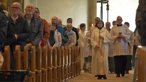 Gedenkgottesdienst: 500 Gläubige nehmen Abschied von Papst Franziskus