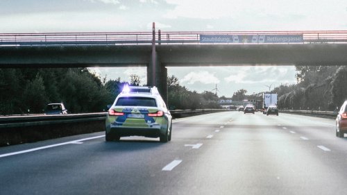 Mann drückt Schild mit Hilferuf an Autoscheibe