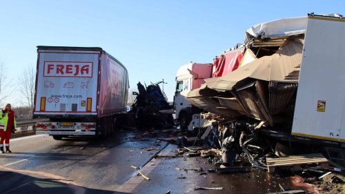 Lkw-Fahrer bei Auffahrunfall auf der A24 schwer verletzt