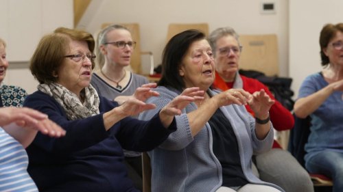Gehörlose und Hörende musizieren gemeinsam in der Rostocker Slütergemeinde