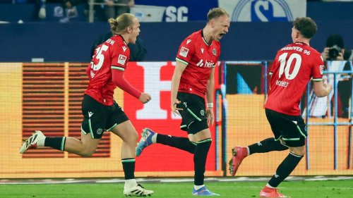 Doppelschlag sorgt für späten Sieg von Hannover 96 bei Schalke 04