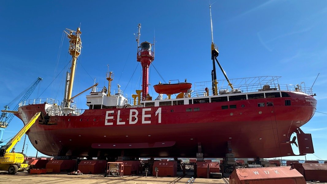 Feuerschiff "Elbe 1" verlässt Volkswerft Stralsund