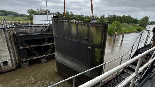 25 Tonnen in der Luft: Sperrwerk Abbenfleth bei Stade wird saniert