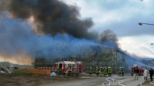 Millionenschaden: Lagerhalle in Stangheck brennt nieder