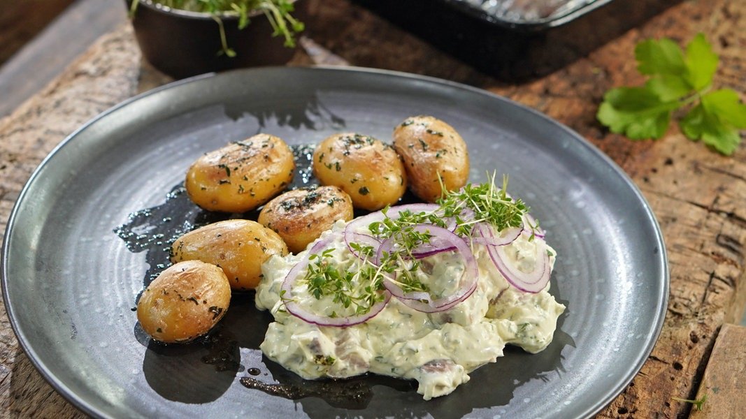 Matjessalat mit Dillsoße und Petersilienkartoffeln