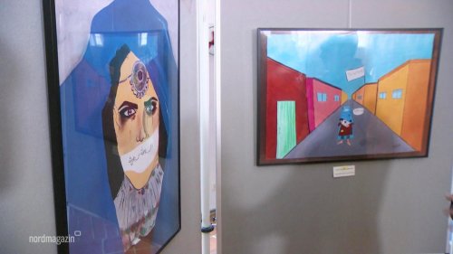Bilder von afghanischen Künstlerinnen im Rostocker Rathaus