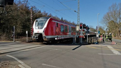 Schwerer Unfall an Bahnübergang: Zug erfasst E-Scooter-Fahrer