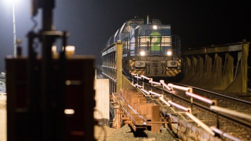 Mädchen überlebt einstündige Trittbrettfahrt auf Güterzug