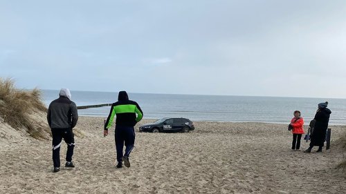 Falsche Navi-Ansage: Auto fährt sich an Strand auf Usedom fest