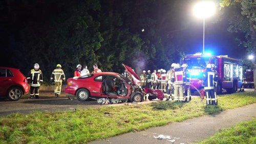 Auto prallt gegen Baum: Zwei junge Männer sterben bei Oldenburg