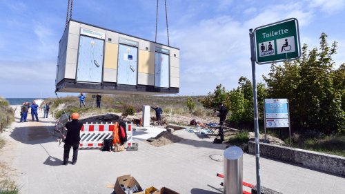 Warnemünde: Kräne setzen 35-Tonnen-WC an die Promenade