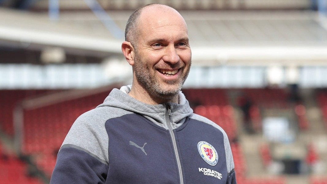 Eintracht Braunschweig hält an Trainer Scherning fest