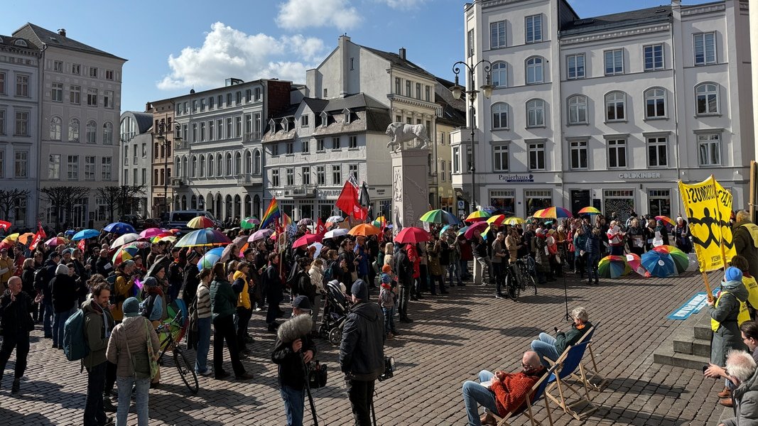 Für Demokratie: Gegendemonstrationen bei Reichsbürger-Treffen in Schwerin