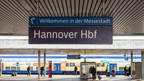 24-Jähriger will Mann an Bahnhof über Geländer werfen