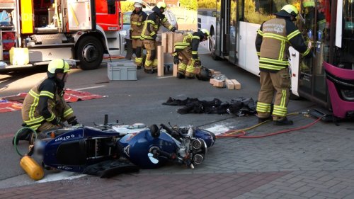 Linienbus erfasst Motorradfahrer in Emden: Lebensgefährlich verletzt