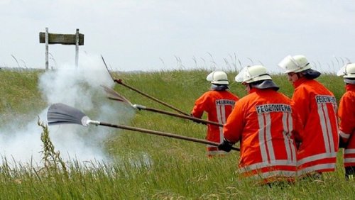 Sellstedt: Brennender Traktor löst Flächenbrand aus