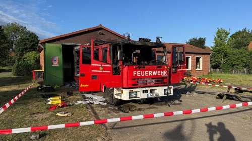 Lüdersburg: Feuerwehr löscht brennendes Löschfahrzeug