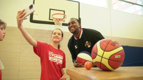 Basketball: "Harlem Globetrotters" trainieren Jugendspieler