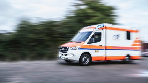 Tödlicher Unfall auf A1: Mann rast in Stauende - Strecke gesperrt